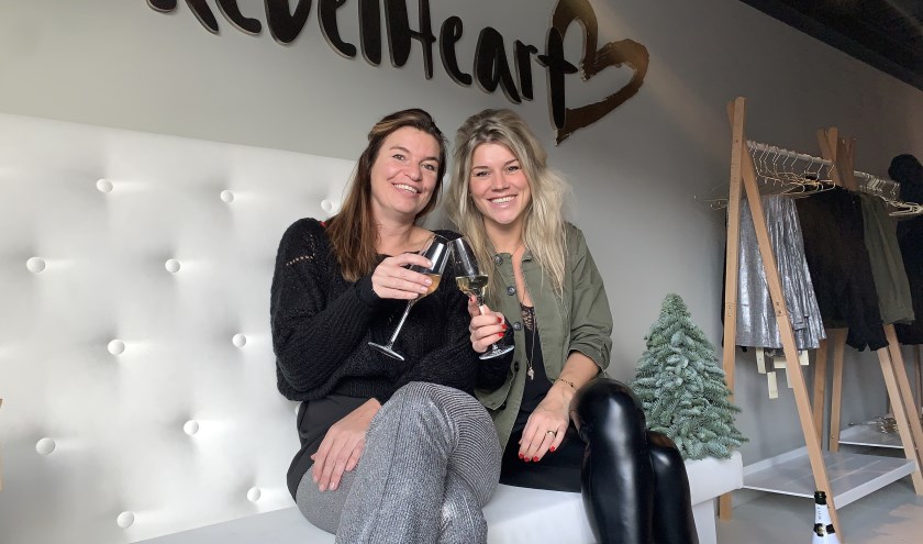 Ilse de Wilde (r) en Dayna Burger (l), de gezichten achter het duurzame kledingmerk RebelHeart.