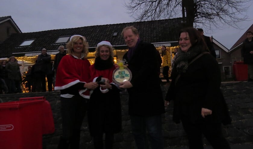 Burgemeester Peter de Jong gaf afgelopen zaterdag het officiële startsein voor de goed bezochte Winterfair van Rockanje. (Foto: MMV).