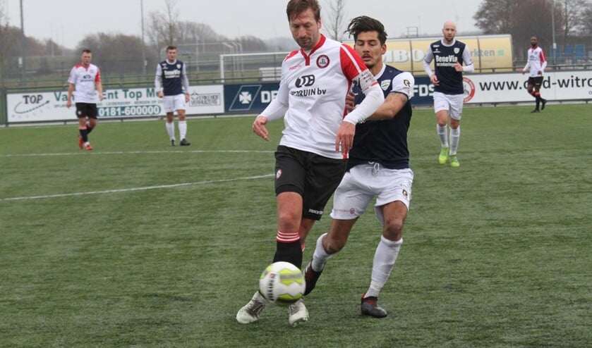Alexander van Dommelen opende vanaf de stip de score voor Brielle in het duel met Honselersdijk. (Archieffoto: Wil van Balen).