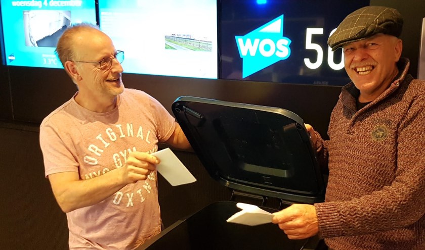 Harold van der Kruijk (r) en zanger Koos Janssen (l) brachten als eerste hun stem uit.