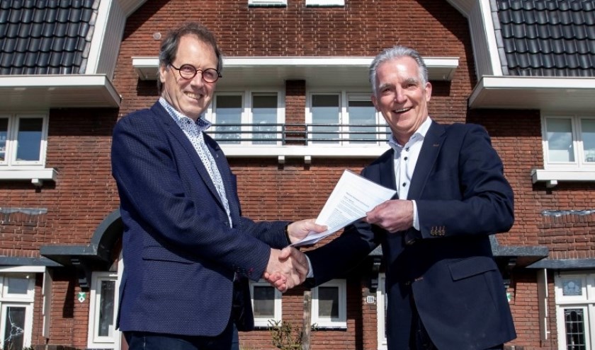 Piet van der Valk (l) en Aad Wubben (r) met het juryreglement van de Adriaan Dessing Prijs.