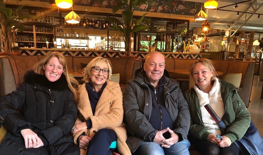 Rechts PvdA-statenlid Evelyn Hijink met links de Brielse PvdA-leden