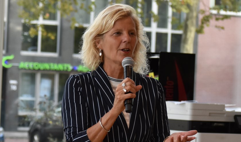 Als reden voor haar vertrek geeft Karin Zwinkels aan dat in de afgelopen periode een onoverkomelijk verschil van inzicht is ontstaan met haar fractie over uiteenlopende onderwerpen.
