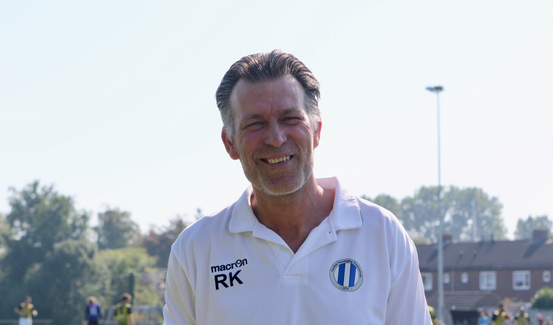 Ron Klein kondigde aan dat hij aan zijn laatste jaar als trainer van Zwartewaal bezig is. (Archieffoto: Wil van Balen).