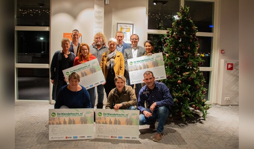Bij de afsluiting van de Omloop zijn drie kleine en één grote cheque uitgereikt. Foto: Sam Fish