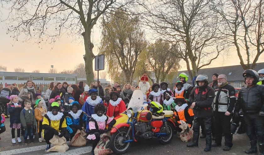 Sinterklaas zat in een mooie zijspan en een flinke club motorrijders hadden de pieten een lift gegeven naar het altijd gezellige Den Bommel.