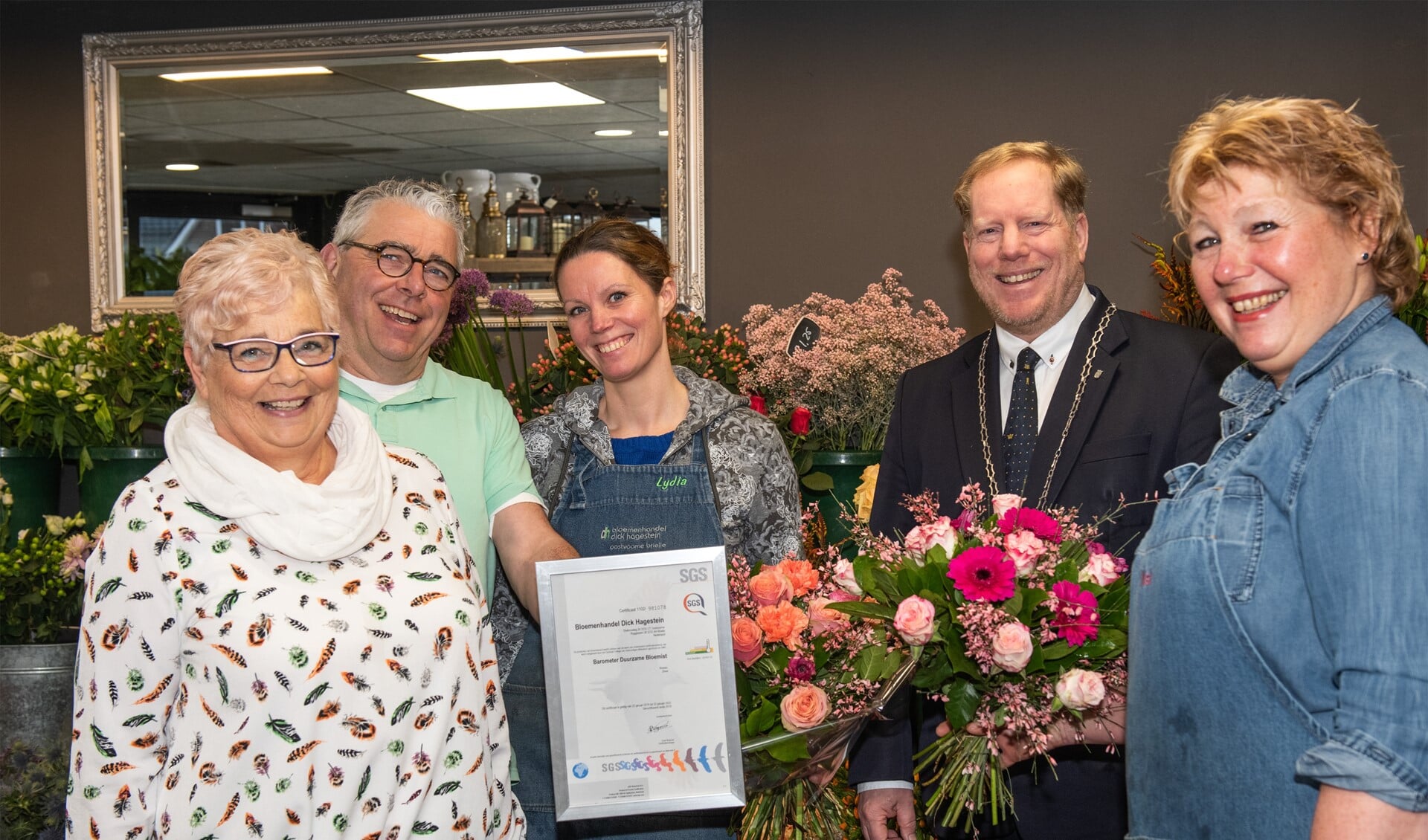 Burgemeester Peter de Jong reikte het duurzaamheidscertificaat 'niveau zilver' uit aan bloemist Dick Hagestein. (Foto: Jos Uijtdehaage).