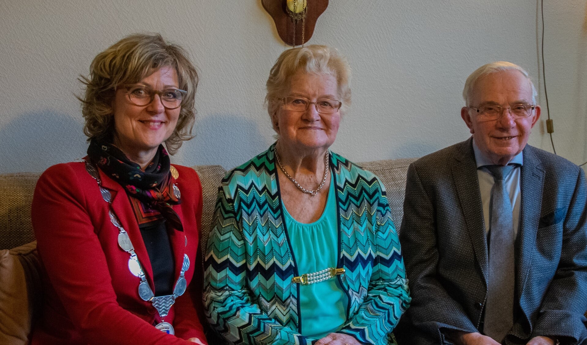 Meneer en mevrouw Korteweg kregen voor hun jubileum burgemeester Ada Grootenboer-Dubbelman op bezoek.  Foto: Sam Fish