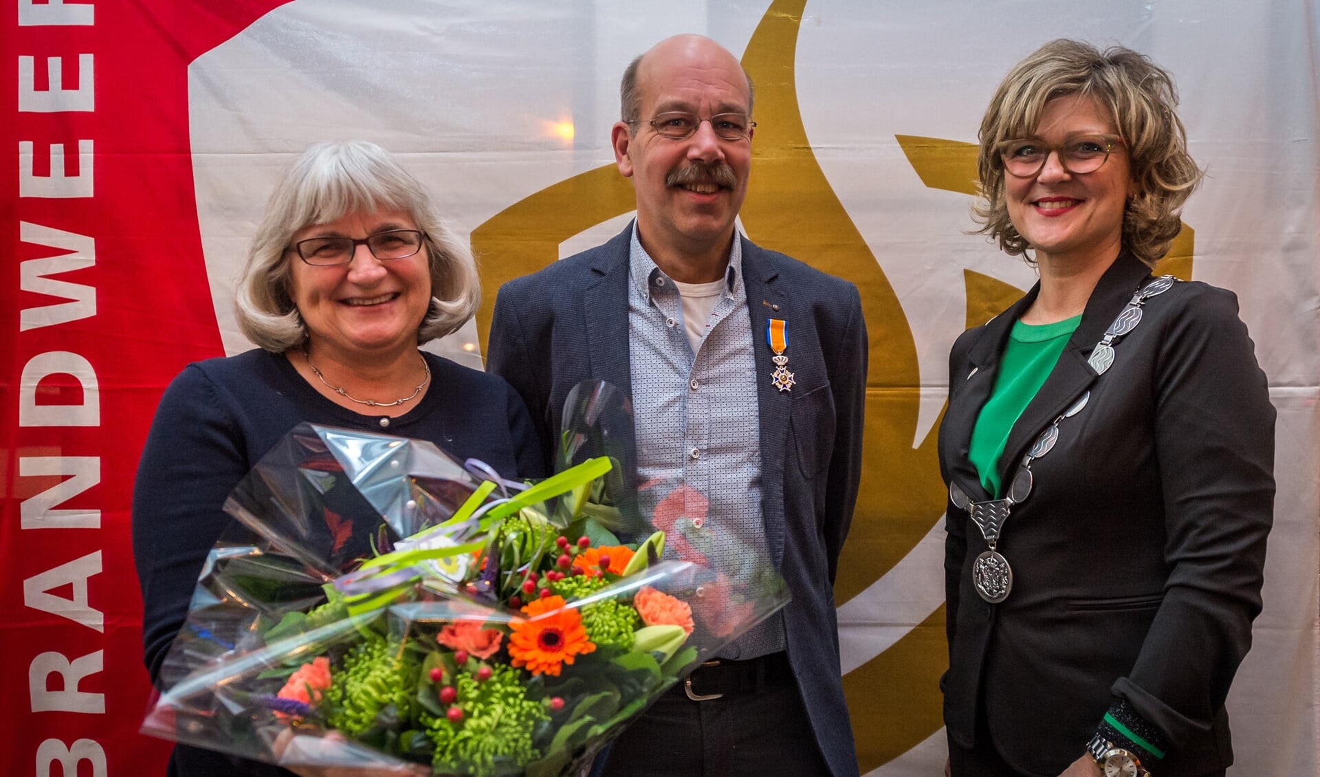 Brandweerman Kees Bal koninklijk onderscheiden Lid in de orde van Oranje Nassau uit handen van Burgemeester Ada Grotenboer (foto: Wim van Vossen)