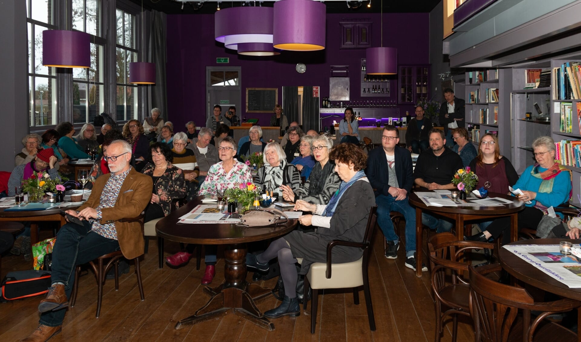 Publiek in het Diekhuus te Middelharnis luisterend naar mooie gedichten. (foto: Leendert Verkerke)