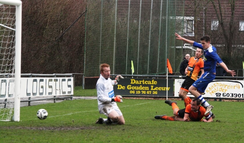 De 0-3 viel via een eigen treffer van Jacob van der Spaan (liggend). Doelman De Jongh zou even later uit het veld worden gestuurd.
