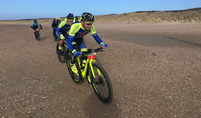 Jan Wouter Roos, in actie tijdens de Strandrace 't Gorsje, verraste zichzelf een dag later met een derde plaats in de Beachrace Zeeland.