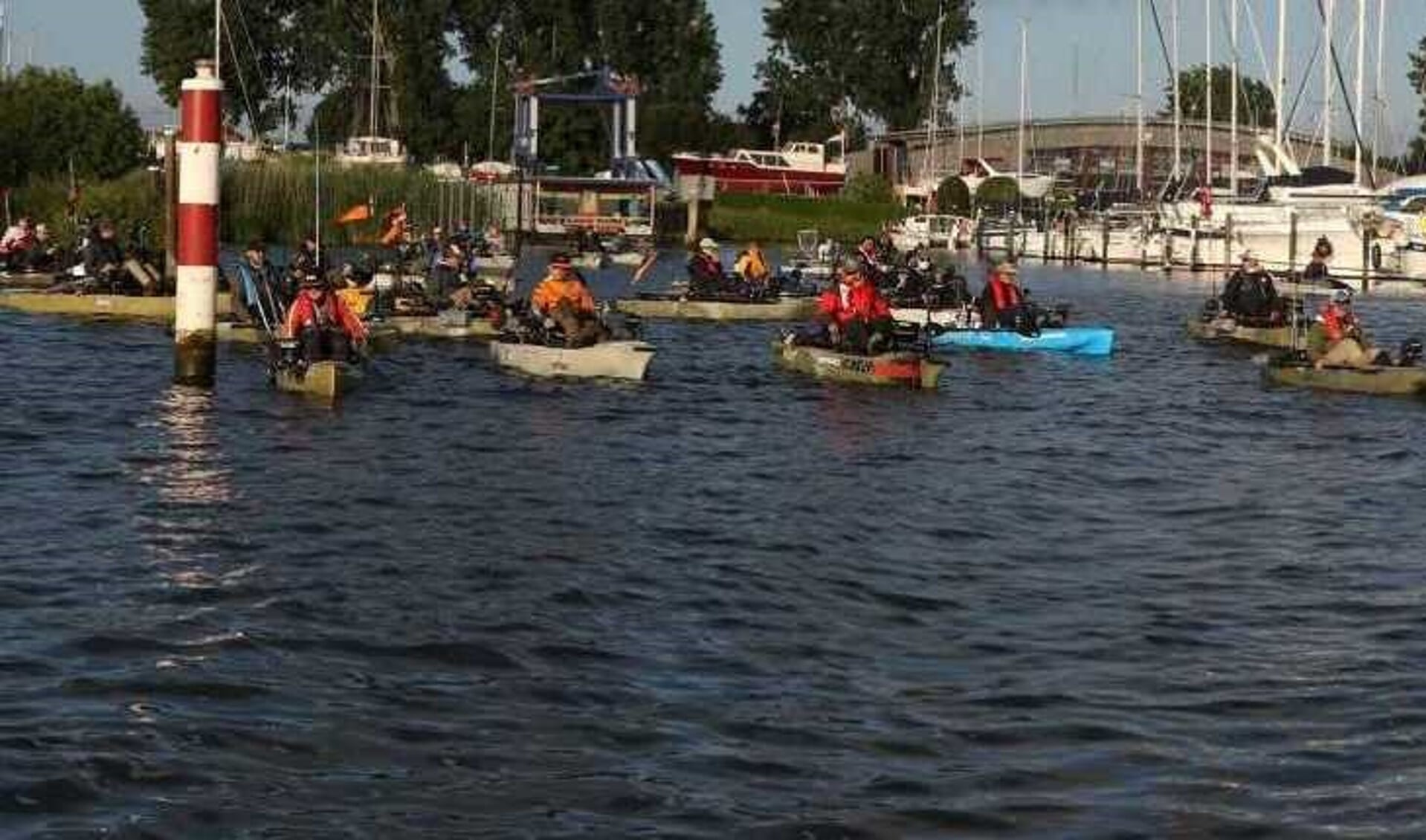 De wedstrijdvissers vertrekken in hun kayak vanuit de jachthaven in Stad aan 't Haringvliet. 