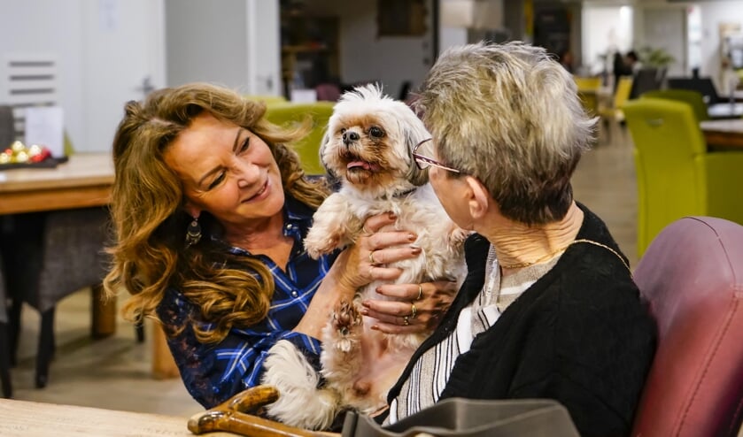 <p>Anita gaat met één van haar honden regelmatig op bezoek bij ouderen in een verzorgingstehuis. </p>