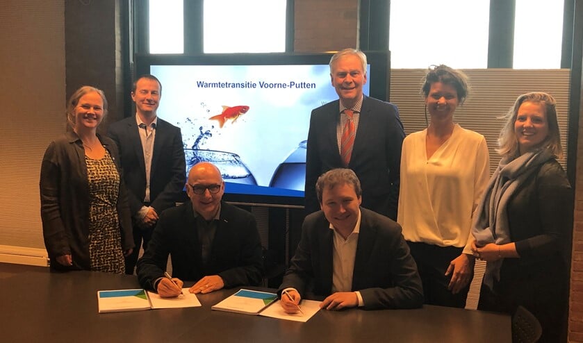 Foto vlnr: Liesbeth Schipper (Royal HaskoningDHV), Peter Schop (gemeente Hellevoetsluis), Wim Mans (Innoforte), André Schoon (gemeente Brielle), Igor Bal (gemeente Nissewaard), Lies van der Pol (gemeente Westvoorne) en Meike Kool (Royal HaskoningDHV).