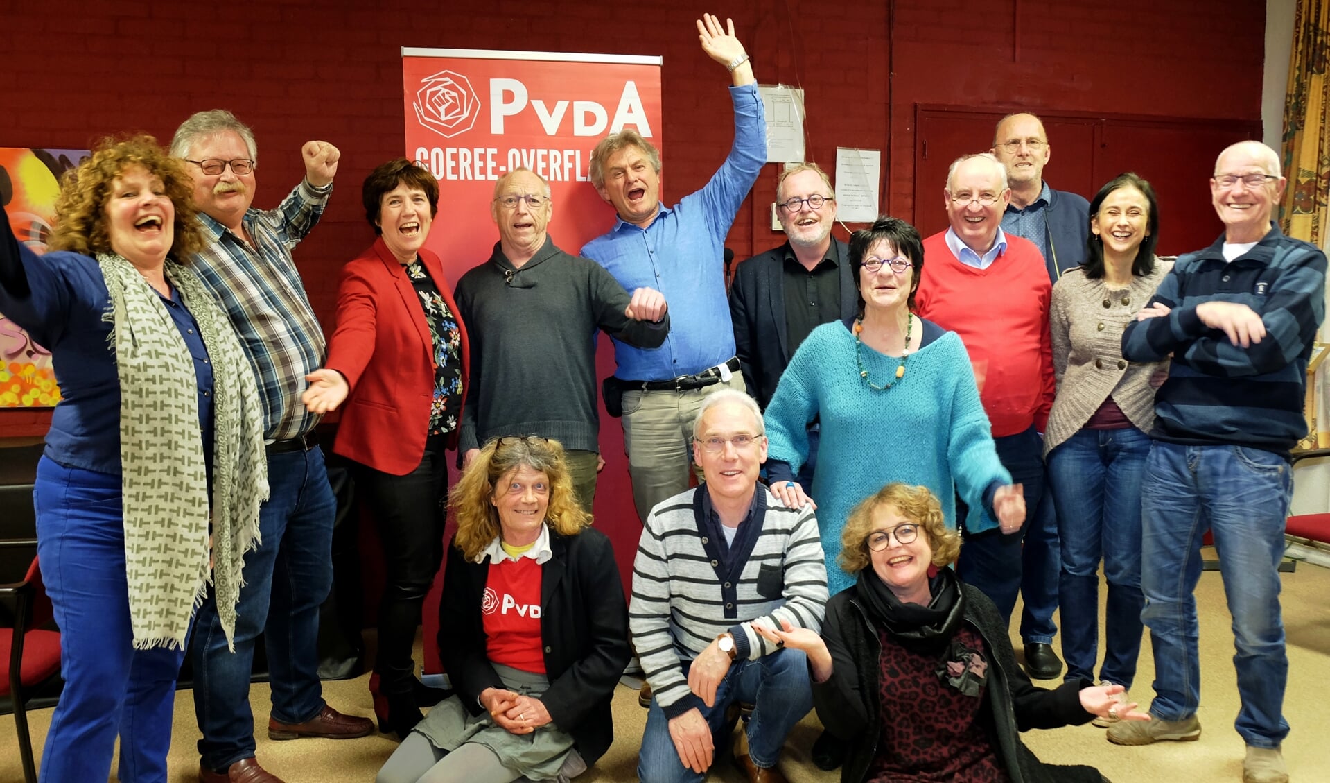Willem Minderhout (onder de A) met een enthousiaste PvdA afdeling die hem op de hoogte houdt.