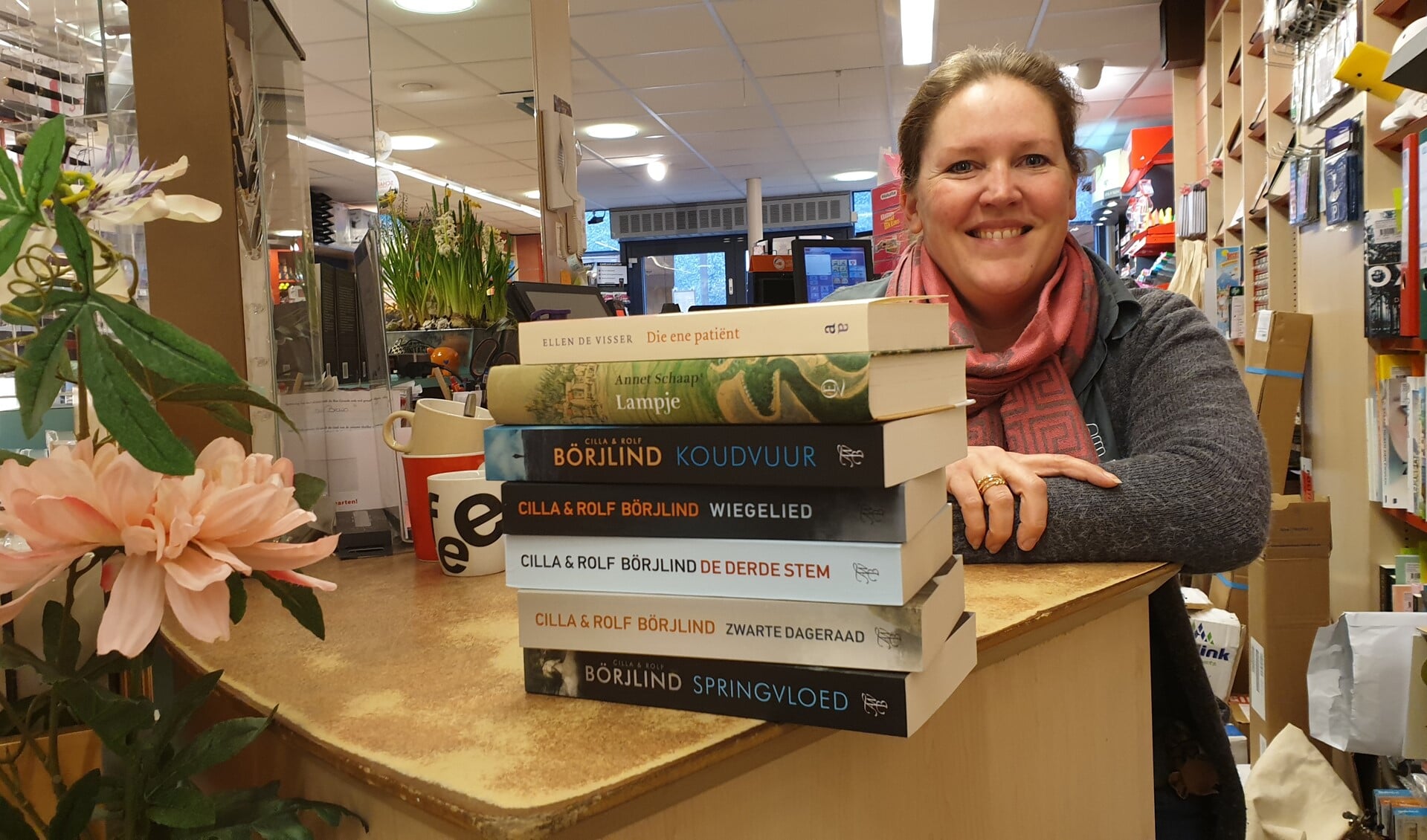 Heleen van Esbroek van boekhandel Dekker & van Esbroek geeft eens in de maand tips over een drietal boeken; een non-fictie, een fictie en een kinderboek. 