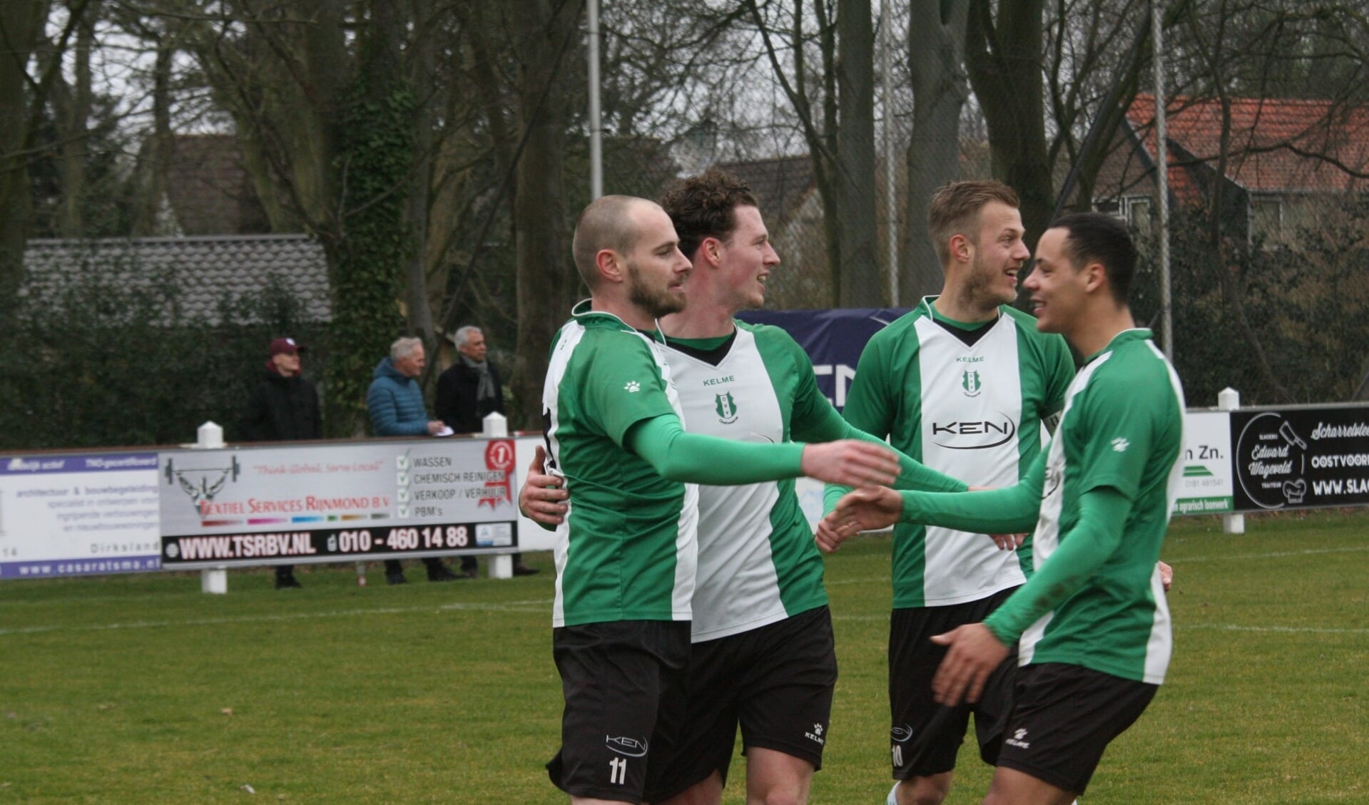 Jules Kroef, Pascal van Hulst en André Breinburg (vlnr) feliciteren Stony van den Berg (uiterst links) met de 1-0. (Foto: Wil van Balen).