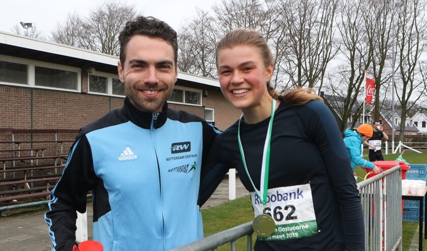 Marco van Etten en Sanne Mooldijk waren de winnaars op de 21,1 kilometer van de 'Halve van Oostvoorne'. (Foto: Wil van Balen).