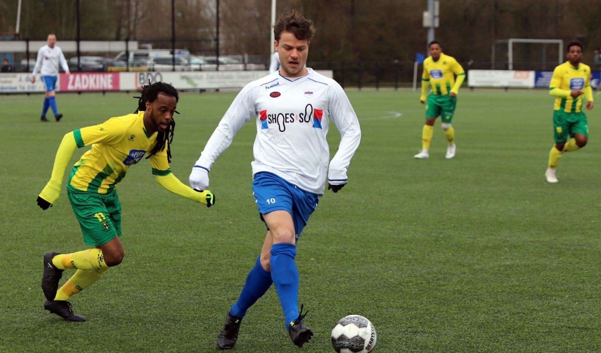 Jordy de Winter ontving in het duel met Rijnmond Hoogvliet Sport al na zeven minuten een rode kaart. 