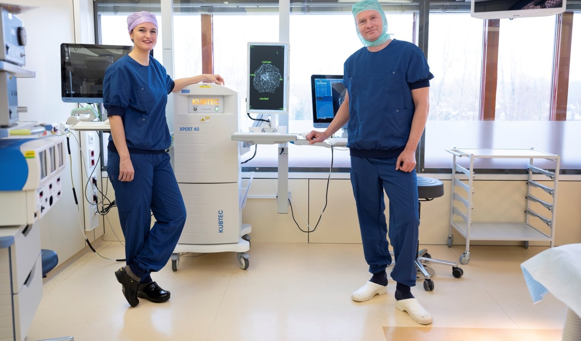 Operatie assistent Deborah Kamphues en chirurg Taco Klem op de OK in Franciscus Vlietland met in het midden de KubTec,