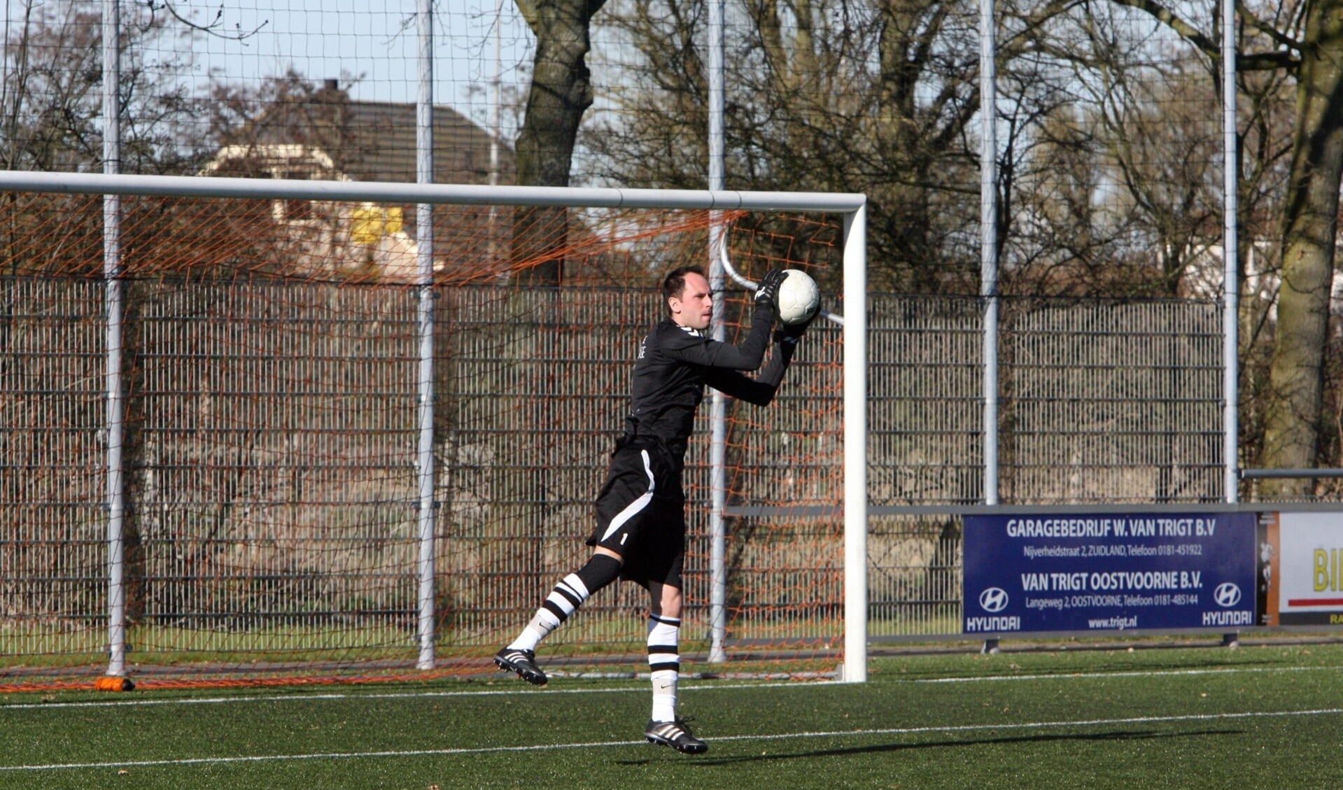 Rockanje-keeper René van der Meiden kan de gelijkmaker van Stellendam ook niet voorkomen. (Archieffoto:  Wil van Balen).