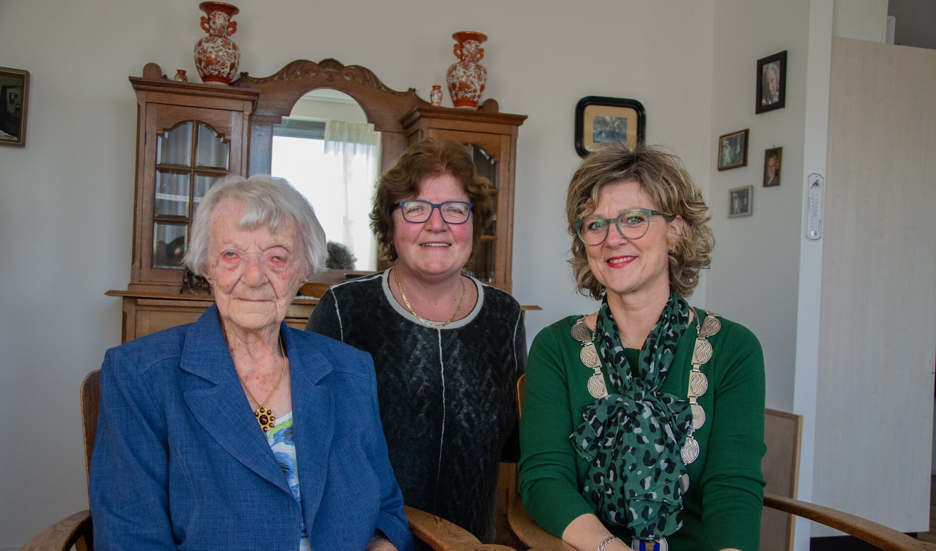 Mevrouw Ras sloot haar verjaardagsweek samen met haar nichtje af met een bezoekje van de burgemeester.  Foto: Sam Fish