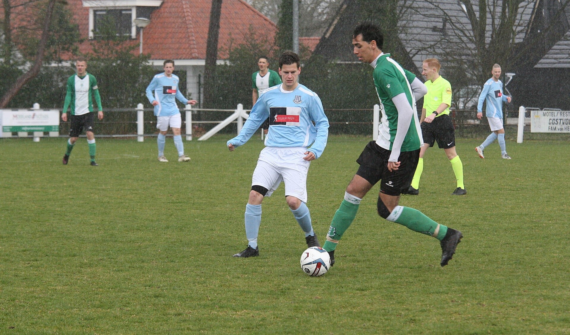 Douwe Zijlstra hier in duel met OVV-spelverdeler Timo Lemmens, scoorde voor Vierpolders. (Foto: Wil van Balen).
