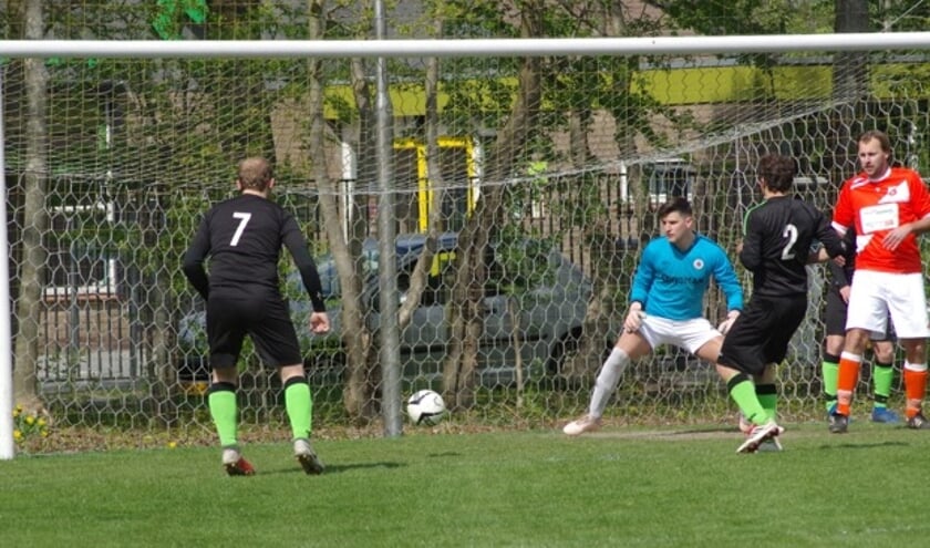 De bal gaat voorlangs het doel van keeper Matthijs Verstrate.