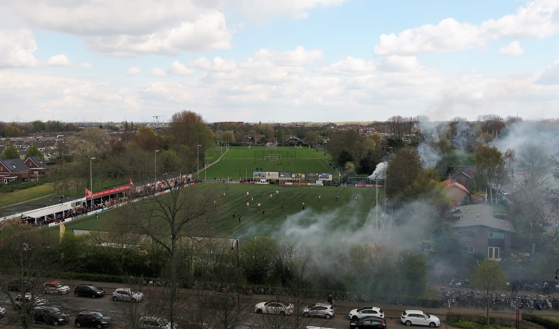 Vuurwerk bij de derby tussen Hellevoetsluis en Nieuwenhoorn