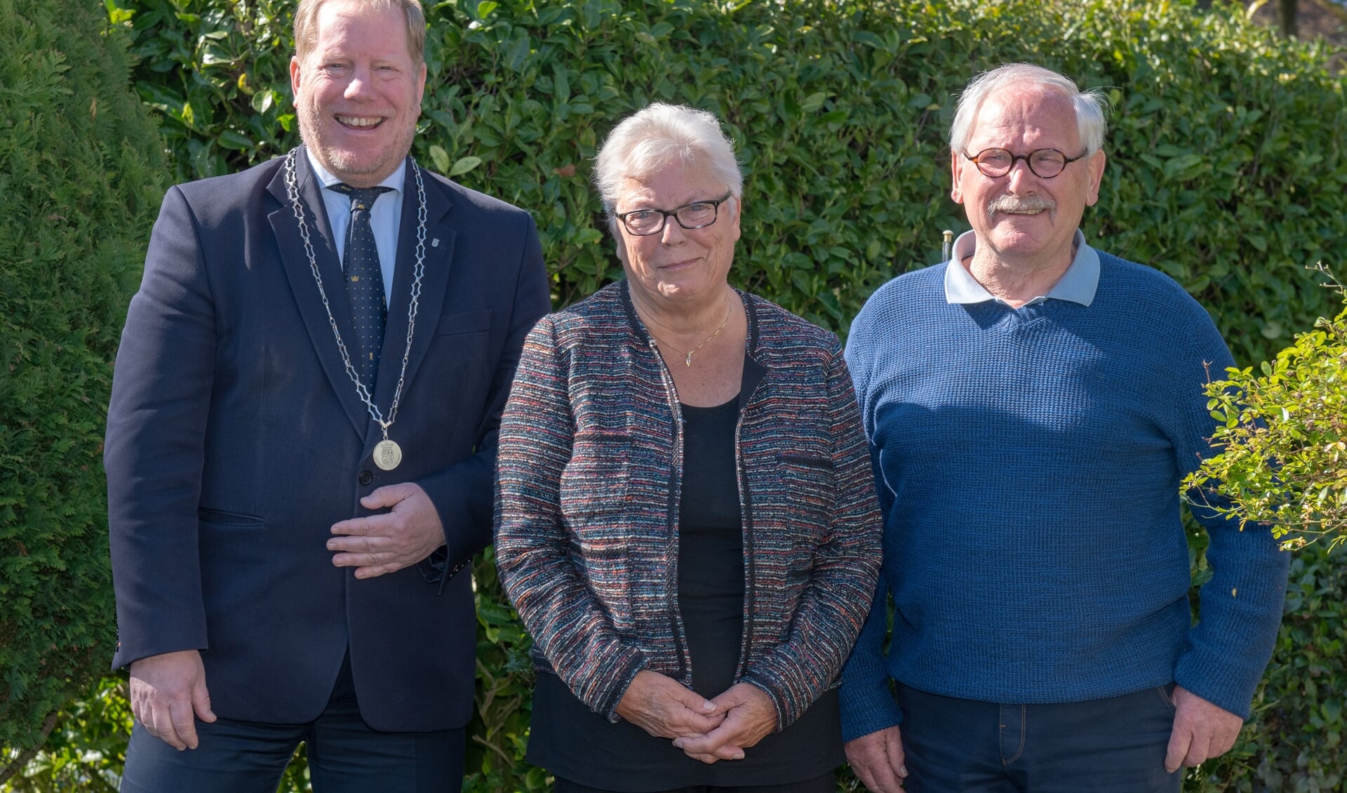 Het echtpaar Van den Engel-De Bruin kreeg bezoek van burgemeester De Jong vanwege de 55ste huwelijksdag. (Foto: Jos Uijtdehaage).