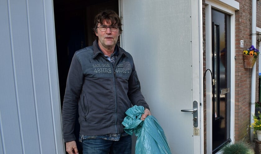 De familie Teuben is weer klaar voor de kledinginzamelingsactie! (Foto: Martin van Gurp)