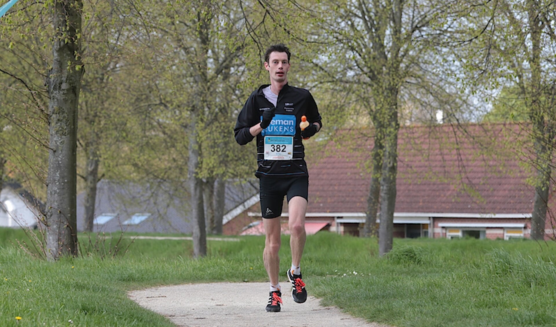 Eric Wolfert in de laatste 2 kilometer van de Marathon Zeeuws-Vlaanderen op weg naar de 10e plaats.