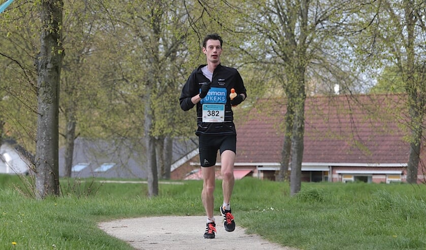 Eric Wolfert in de laatste 2 kilometer van de Marathon Zeeuws-Vlaanderen op weg naar de 10e plaats.