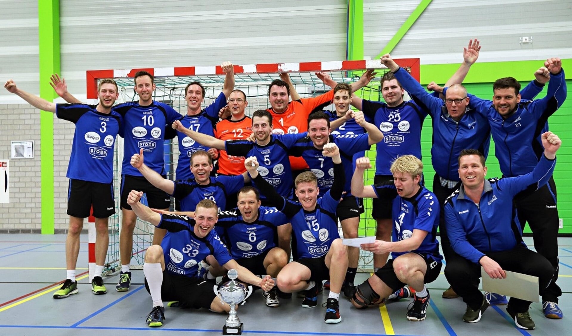De handballers van HVOS zijn kampioen en gaan volgend jaar naar de landelijke tweede divisie. Fotografie: Peter de Jong