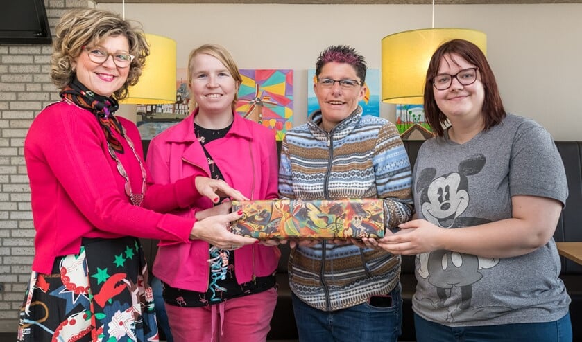 De drie ontwerpers Joyce Becker, Roxanne Scheffer en Felicia Buitendijk waren bij de overhandiging aanwezig. (Foto: Wim van Vossen)