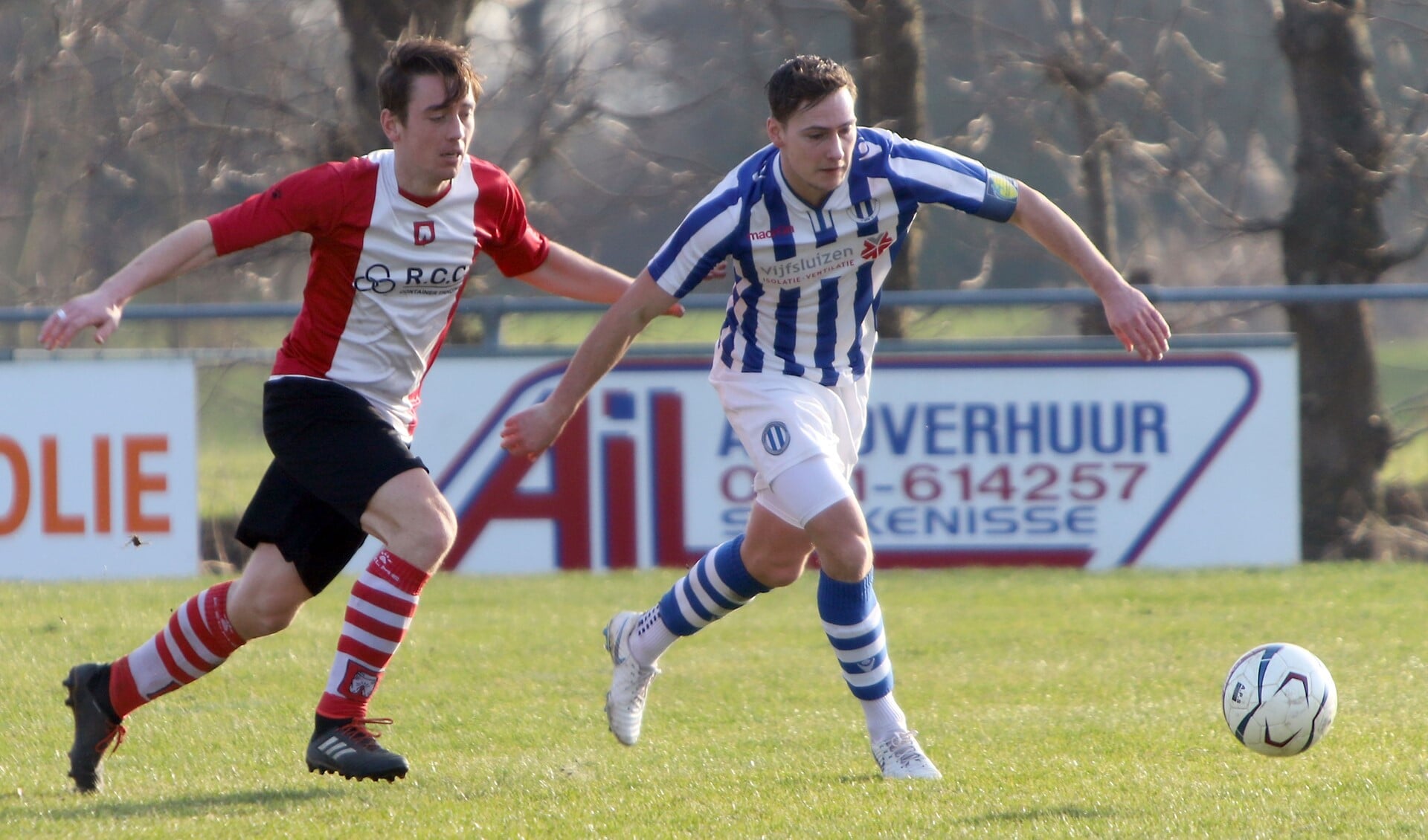 Danny van der Spuij scoorde voor Zwartewaal in de uitwedstrijd bij Herkingen '55. (Archieffoto: Peter de Jong).