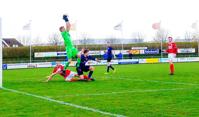 Keeper Dennis Sleiffer van ’s Gravendeel de bal vast. Marc Peeman wordt gestuit door Luc Rozendaal (Foto: Peter Prins)