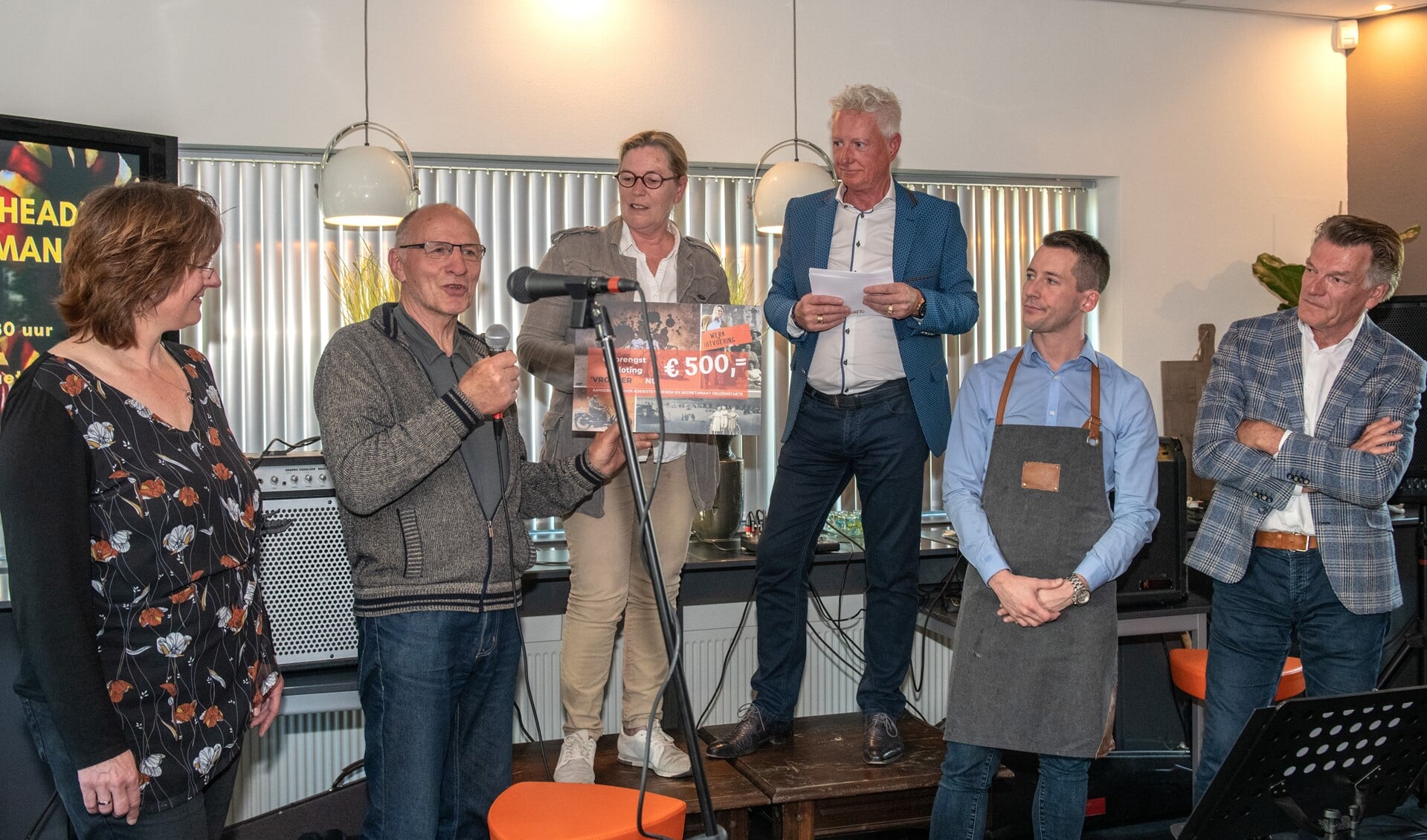 Dankwoord van Jan van Buren, de leider van de jeugdtimmerclub, voor Dinie Barendregt en Geuzenstaete. Foto Jos Uijtdehaage