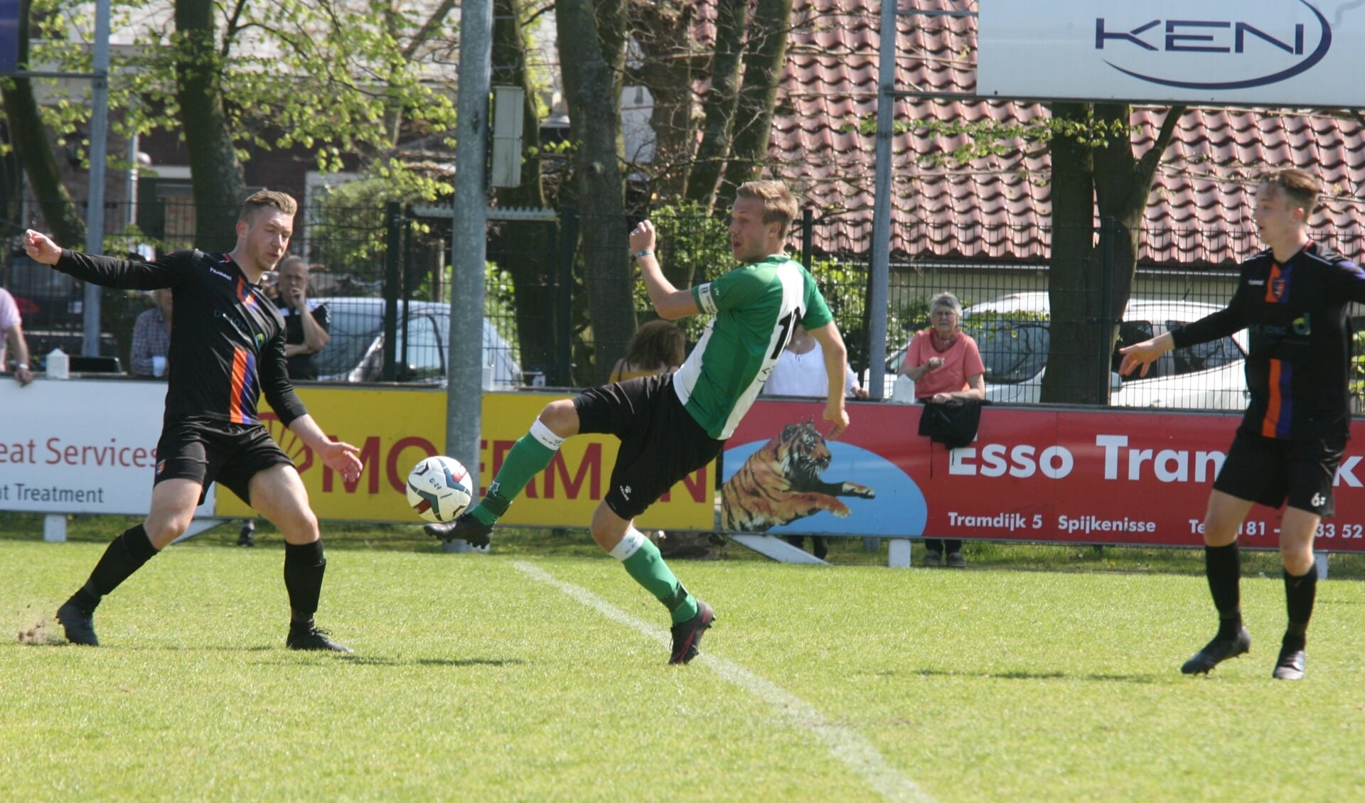 Pascal van Hulst scoorde twee keer voor OVV en bracht zijn seizoens- totaal op dertien treffers. (Foto: Wil van Balen)
