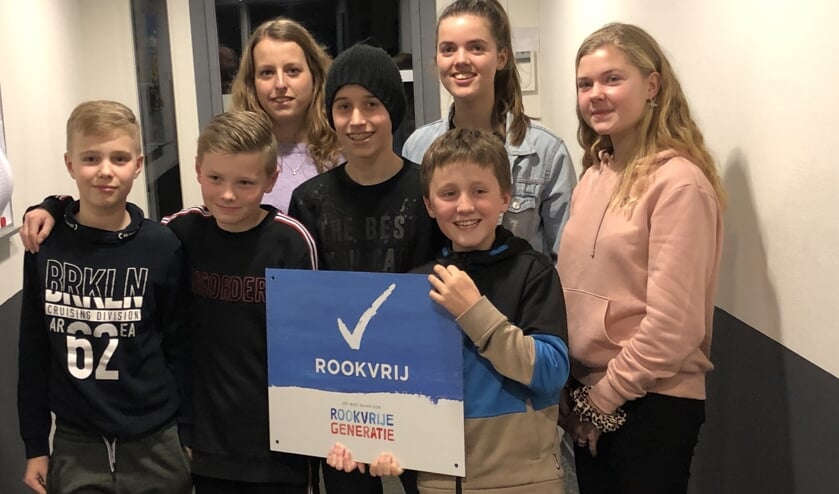 Het jeugdbestuur met het bordje 'Rookvrij', vanaf komende week bij Good Luck te zien, met als doel een rookvrij sportcomplex te hebben.