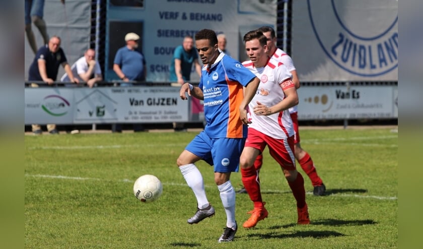 Zuidland was zaterdag het veel hogere staande Hellevoetsluis de baas. Het werd 2-0 op Groot Nibbeland.