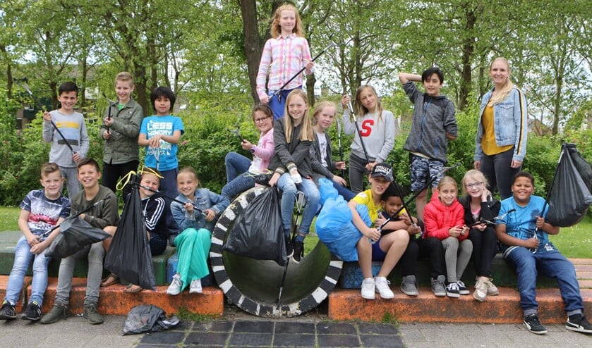 Leerlingen maken de wijk afvalvrij