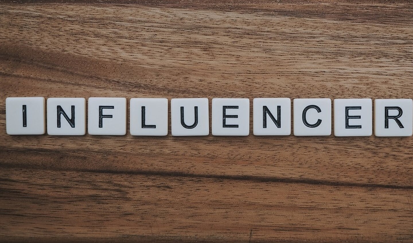 Een influencer is iemand die, bijvoorbeeld via sociale media, invloed uitoefent op een bepaalde doelgroep