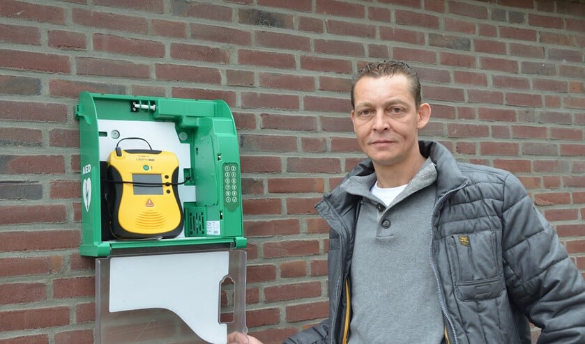 Bij Dennis hangt er inmiddels een buurtAED aan de muur.