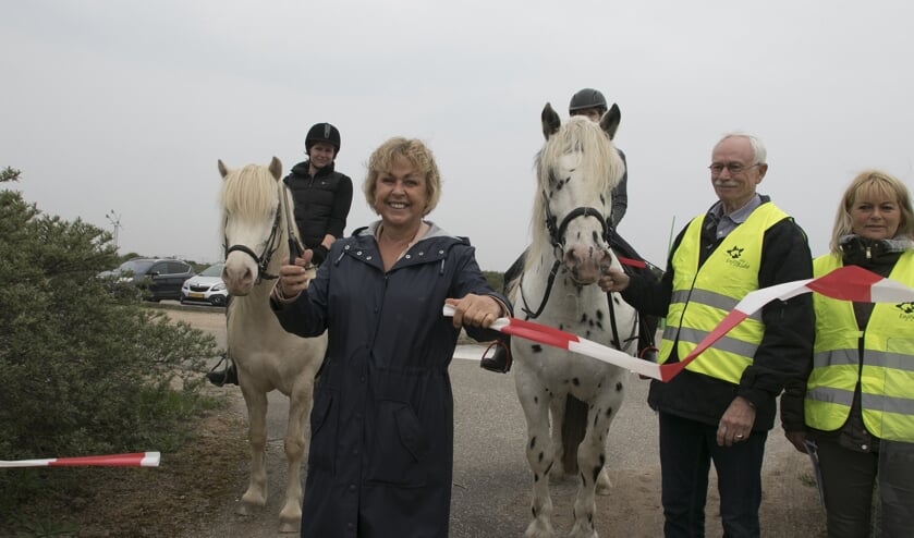 Wethouder Jorriena de Jongh-De Champs opende officieel het nieuwe ruiterpad rond het Oostvoornse Meer. (Foto: Wil van Balen).