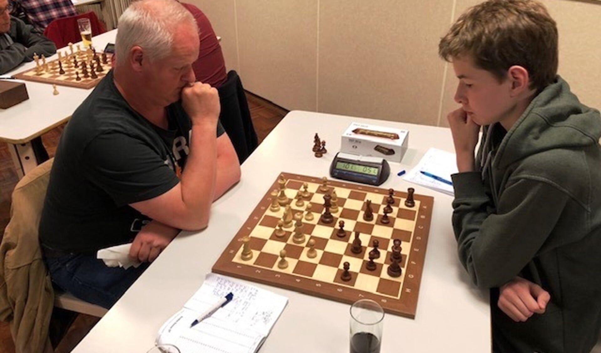 Opperste concentratie tijdens de eerste ronde van het Schaakkampioenschap Goeree-Overflakkee.