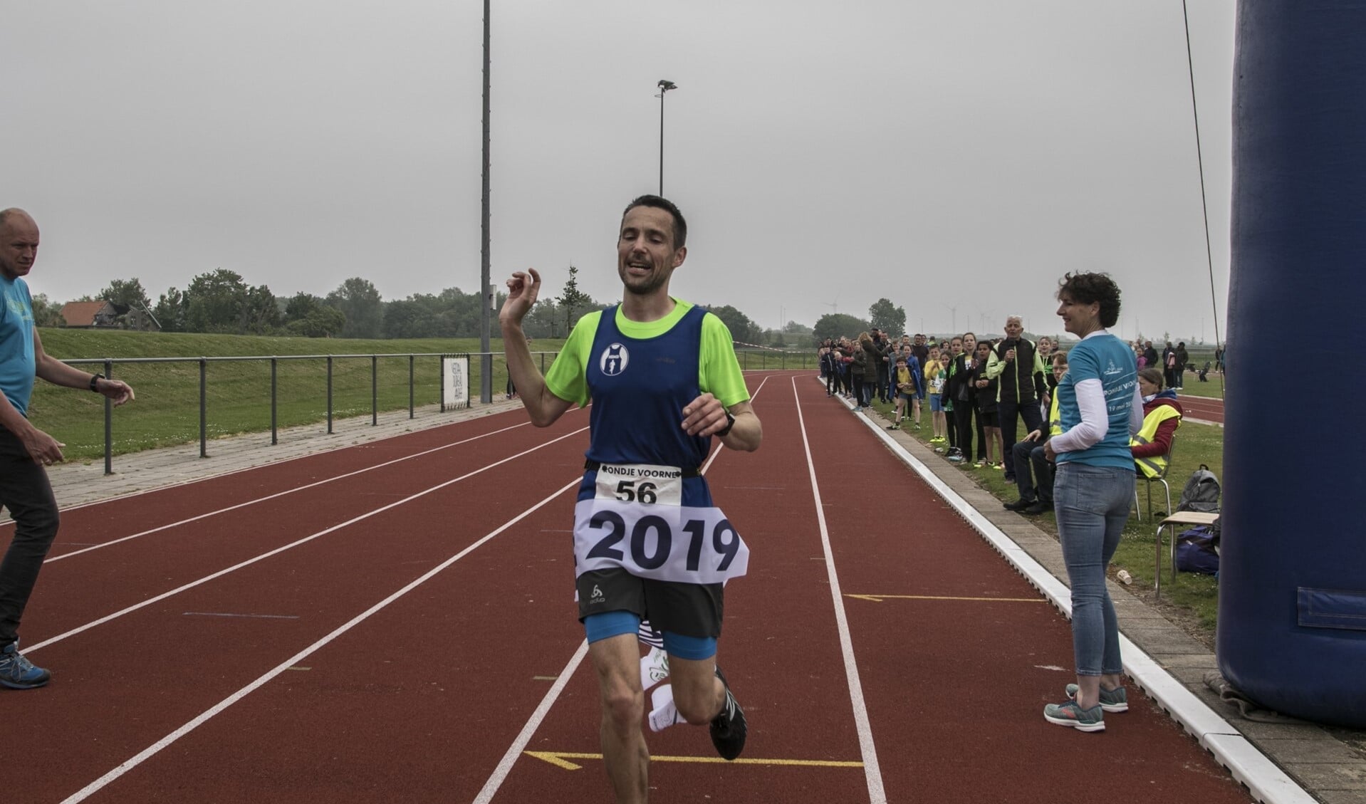 Emiel Dercksen uit Harderwijk was zondag de snelste sololoper in het 50 kilometer lange Rondje Voorne. (Foto: Wil van Balen)