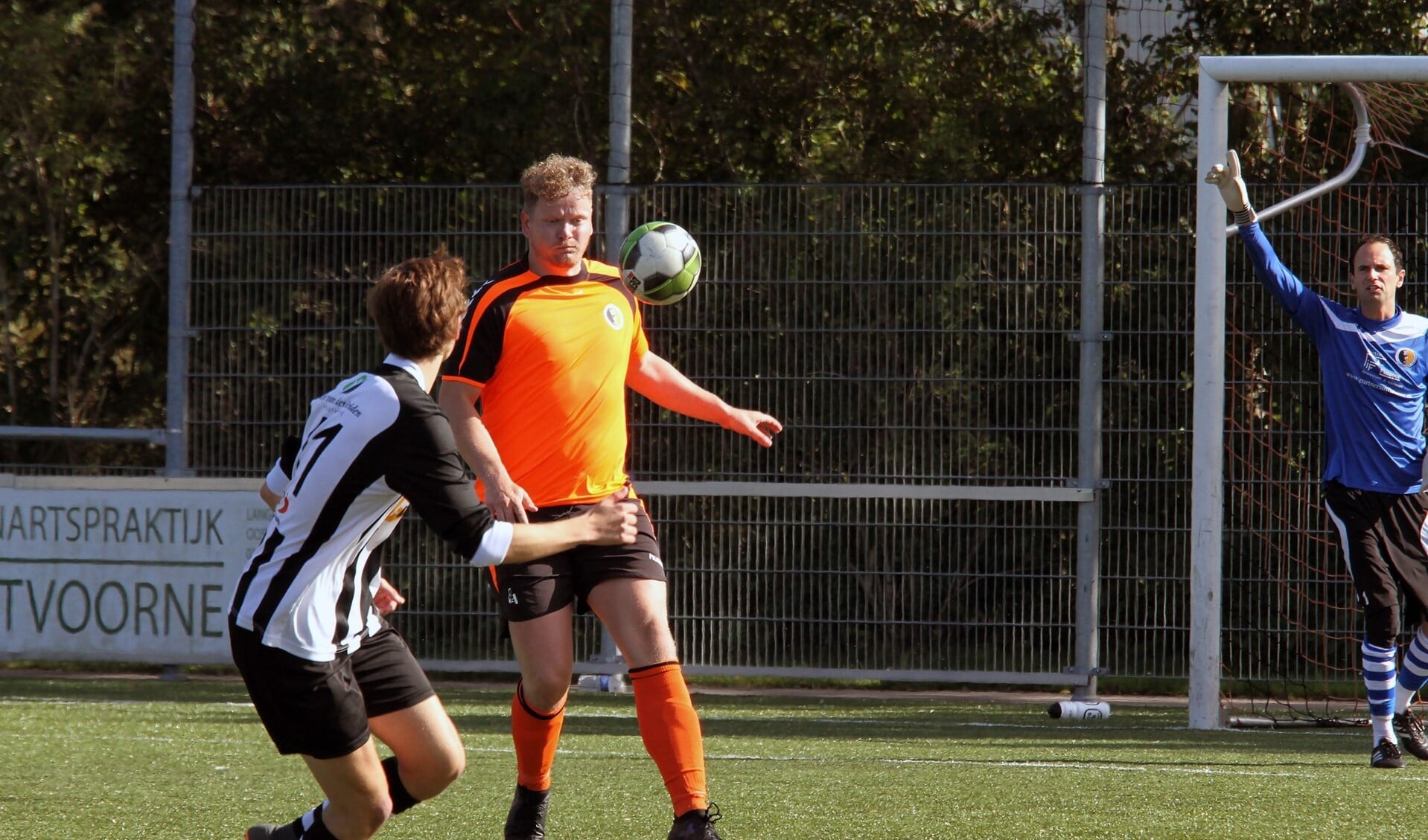 Dave Leurs scoorde voor Rockanje in de met 0-6 gewonnen uitwedstrijd bij FIOS In Achthuizen. (Archieffoto: Wil van Balen). 