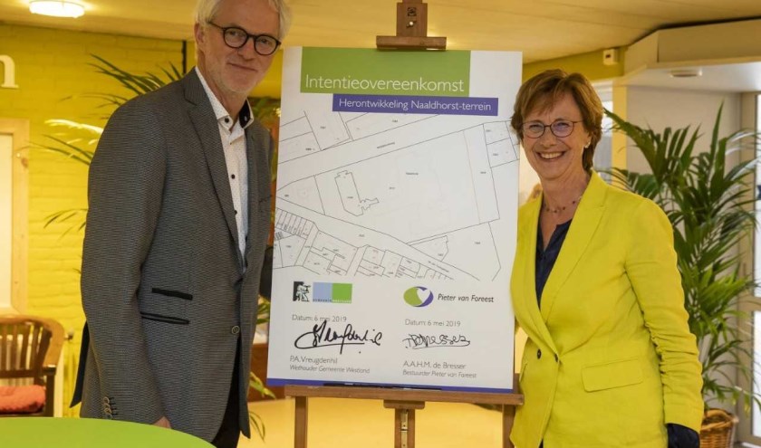 Wethouder Piet Vreugdenhil en Diny de Bresser, directeur van Pieter van Foreest, hebben een intentieovereenkomst ondertekend.
